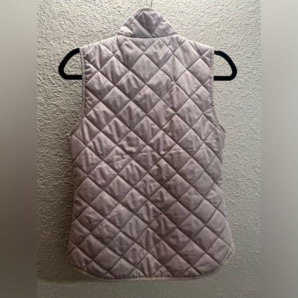 Old Navy Women’s XS Lavender Quilted Vest gold zipper in excellent condition - Picture 2 of 2